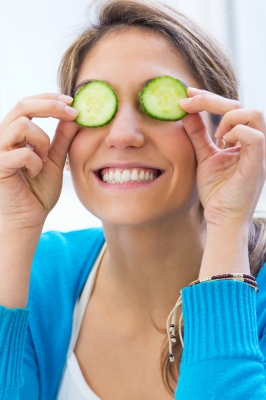 pretty-woman-with-cucumbers
